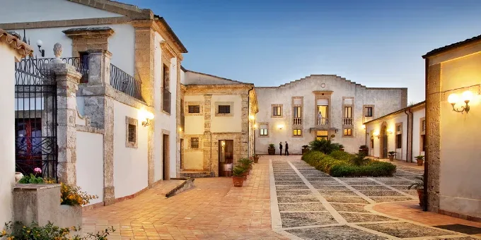 Classic Sicilian wedding venue at the elegant Villa Favorita in Noto